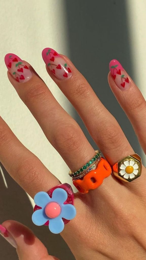Trend Alert: Chunky Jewelry, Claw Clips, & Colorful Nails – Glamour & Guide